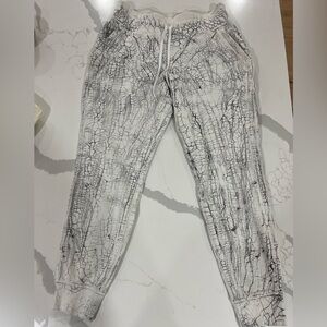 Lululemon Warm Down Jogger 7/8 Length Size 8 
Thread Dye White Black